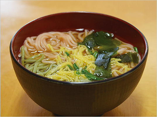 病気予防も期待♪『ルチンたっぷり2色そば』