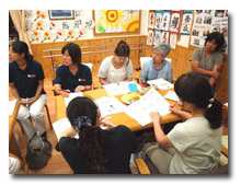 みなさん真剣な表情でメモを取っています。