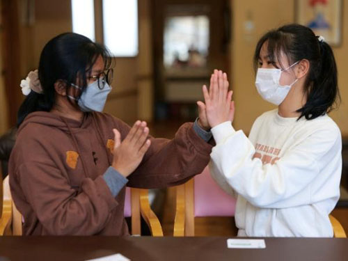 カンボジアの手遊びを披露してくれました
