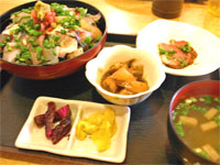 ご当地名産の海鮮丼定食